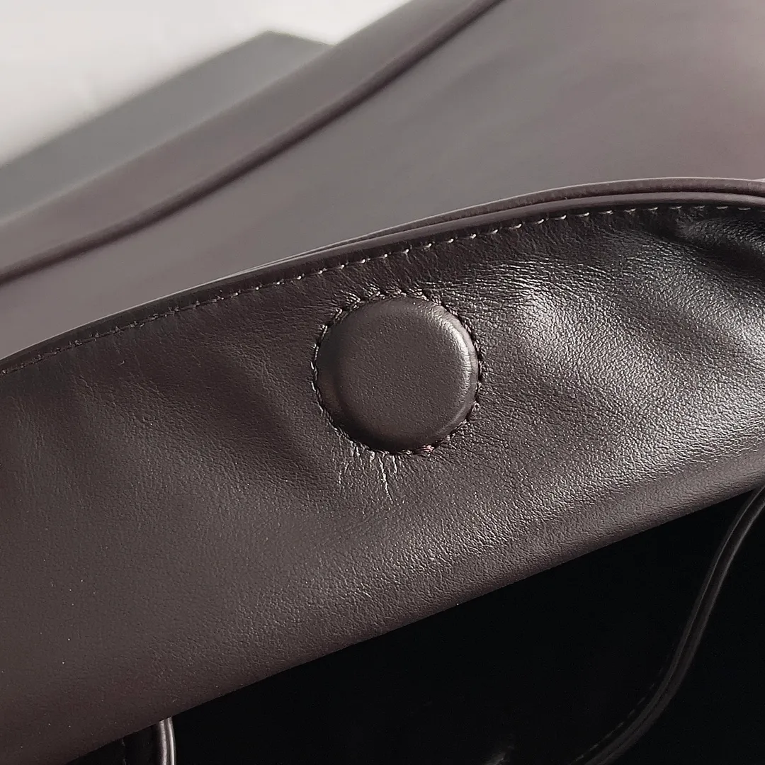 Batch 2080 Bottega Veneta, the flagship product of the 2024 autumn and winter, is making a splash from the catwalk to the streets. It not only brings a strong retro atmosphere, but also can easily interpret different styles through a variety of matching methods. Whether it is a smart and elegant workplace look or casual and comfortable daily wear, fully imported calfskin is a fashion element you can’t miss! Style number: 803977 Size: 41*20*8cm